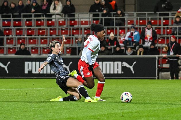 Fußball I Frauen I Saison 2025-2026 I Bundesliga I 16. Spieltag I RB Leipzig - Eintracht Frankfurt I 01.02.2026 Zweikampf Foul von Sara Doorsoun-Khajeh (23, Eintracht Frankfurt) an Delice Boboy (17, Rasenballsport Leipzig) Leipzig RB Trainingszentrum, Cottaweg 7 Sachsen Deutschland Copyright: xLobeca InesxHähnelx