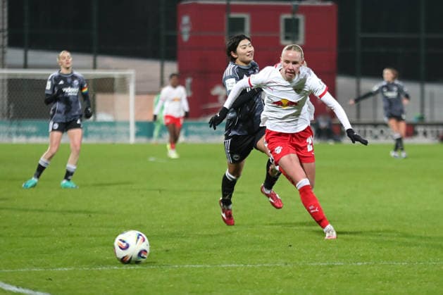 Google Pixel Frauen-Bundesliga, RB Leipzig - Eintracht Frankfurt; 01.02.2026 Nikoline Dudek (24, RB Leipzig) gewinnt das Laufduell gegen Remina Chiba (15, Eintracht Frankfurt). Fußball, Google Pixel Frauen-Bundesliga, Saison 2025 2026, 16. Spieltag: RB Leipzig vs. SG Eintracht Frankfurt am 01.02.2026, Trainingszentrum Cottaweg, Leipzig. DFB REGULATIONS PROHIBIT ANY USE OF PHOTOGRAPHS AS IMAGE SEQUENCES AND OR QUASI-VIDEO. Copyright: xBEAUTIFULxSPORTS JanxKaeferx