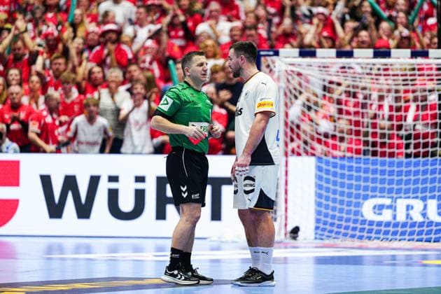 Rote Karte Platzverweis Jannik Kohlbacher (Deutschland, 80) DEN, Daenemark vs. Deutschland, Handball, EHF Europameisterschaft 2026, Finale, 01.02.2026 DEN, Daenemark vs. Deutschland, Handball, EHF Europameisterschaft 2026, Finale, 01.02.2026 Herning Copyright: xEibner-Pressefoto MarcelxvonxFehrnx EP_MFN