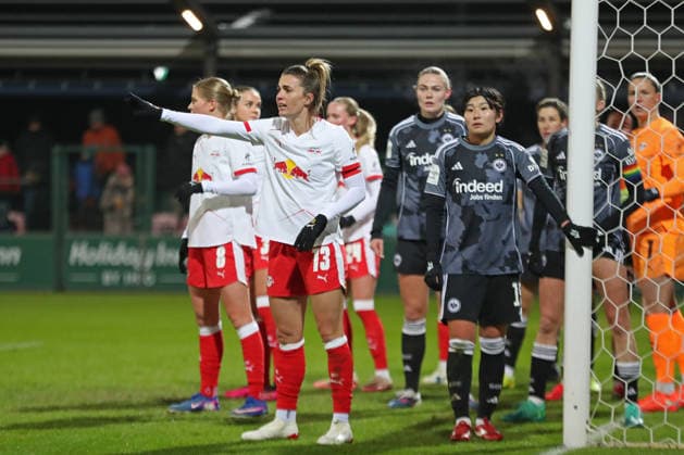 Google Pixel Frauen-Bundesliga, RB Leipzig - Eintracht Frankfurt; 01.02.2026 Sandra Starke (13, RB Leipzig) dirigiert ihre Mitspielerinnen. Fußball, Google Pixel Frauen-Bundesliga, Saison 2025 2026, 16. Spieltag: RB Leipzig vs. SG Eintracht Frankfurt am 01.02.2026, Trainingszentrum Cottaweg, Leipzig. DFB REGULATIONS PROHIBIT ANY USE OF PHOTOGRAPHS AS IMAGE SEQUENCES AND OR QUASI-VIDEO. Copyright: xBEAUTIFULxSPORTS JanxKaeferx
