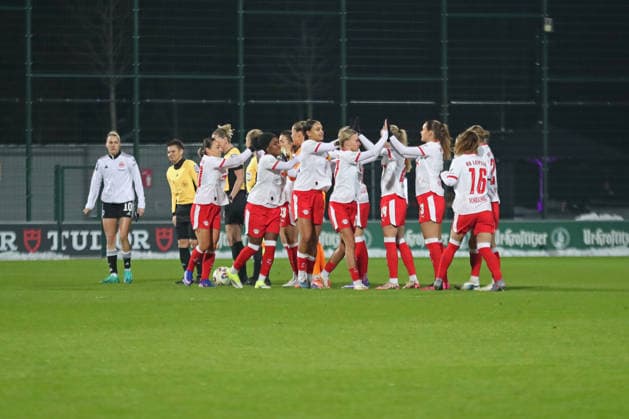 Google Pixel Frauen-Bundesliga, RB Leipzig - Eintracht Frankfurt; 01.02.2026 Das Team von RB Leipzig beim gegenseitigen Abklatschen. Fußball, Google Pixel Frauen-Bundesliga, Saison 2025 2026, 16. Spieltag: RB Leipzig vs. SG Eintracht Frankfurt am 01.02.2026, Trainingszentrum Cottaweg, Leipzig. DFB REGULATIONS PROHIBIT ANY USE OF PHOTOGRAPHS AS IMAGE SEQUENCES AND OR QUASI-VIDEO. Copyright: xBEAUTIFULxSPORTS JanxKaeferx