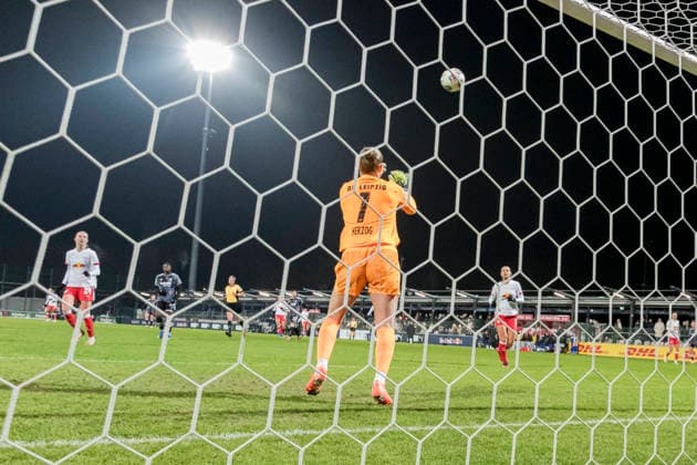 01.02.2026, xomx, Fussball Google Pixel Frauen-Bundesliga, RB Leipzig - Eintracht Frankfurt v.l. Elvira Johanna Herzog (RasenBallsport Leipzig) am Ball. (DFL DFB REGULATIONS PROHIBIT ANY USE OF PHOTOGRAPHS as IMAGE SEQUENCES and or QUASI-VIDEO) Leipzig