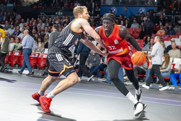 Christian Sengfelder 43 (Ratiopharm Ulm) im Zweikampf mit Wenyen Gabriel 32 (FC Bayern Basketball), FC Bayern Basketball vs. Ratiopharm Ulm, BBL, 18. Spieltag, 01.02.2026 Muenchen Bayern Deutschland