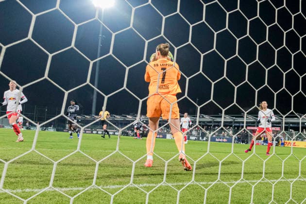 01.02.2026, xomx, Fussball Google Pixel Frauen-Bundesliga, RB Leipzig - Eintracht Frankfurt v.l. Elvira Johanna Herzog (RasenBallsport Leipzig) am Ball. (DFL DFB REGULATIONS PROHIBIT ANY USE OF PHOTOGRAPHS as IMAGE SEQUENCES and or QUASI-VIDEO) Leipzig