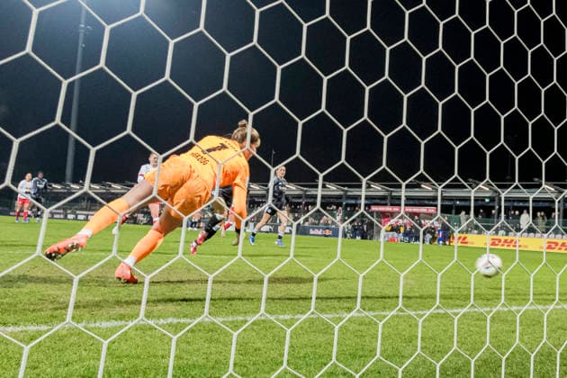 01.02.2026, xomx, Fussball Google Pixel Frauen-Bundesliga, RB Leipzig - Eintracht Frankfurt v.l. jubelt, Torjubel, Tor, Goal, Jubel, Freude, freuen zum 0:1. Elvira Johanna Herzog (RasenBallsport Leipzig) (DFL DFB REGULATIONS PROHIBIT ANY USE OF PHOTOGRAPHS as IMAGE SEQUENCES and or QUASI-VIDEO) Leipzig