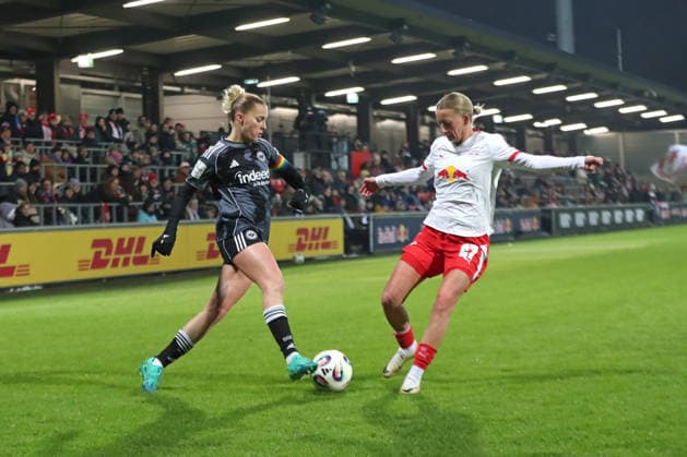 Google Pixel Frauen-Bundesliga, RB Leipzig - Eintracht Frankfurt; 01.02.2026 Laura Freigang (10, Eintracht Frankfurt) gegen Marlene Müller (27, RB Leipzig). Fußball, Google Pixel Frauen-Bundesliga, Saison 2025 2026, 16. Spieltag: RB Leipzig vs. SG Eintracht Frankfurt am 01.02.2026, Trainingszentrum Cottaweg, Leipzig. DFB REGULATIONS PROHIBIT ANY USE OF PHOTOGRAPHS AS IMAGE SEQUENCES AND OR QUASI-VIDEO. Copyright: xBEAUTIFULxSPORTS JanxKaeferx