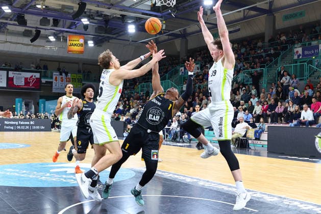 20. Spieltag der Basketball 2. Bundesliga ProA in der Oberfrankenhalle in Bayreuth Saison 2025-2026 BBC Bayreuth gegen Bozic Estriche Knights Kirchheim Lenny Liedtke (BBC Bayreuth) -55- links Willem Brandwijk (BBC Bayreuth) -39- rechts Philipp Russell (Bozic Estriche Knights Kirchheim) -1- mitte
