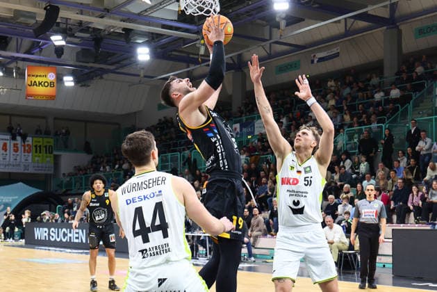 20. Spieltag der Basketball 2. Bundesliga ProA in der Oberfrankenhalle in Bayreuth Saison 2025-2026 BBC Bayreuth gegen Bozic Estriche Knights Kirchheim Chris Würmseher (BBC Bayreuth) -44- links Lenny Liedtke (BBC Bayreuth) -55- rechts Aeneas Jung (Bozic Estriche Knights Kirchheim) -19- mitte