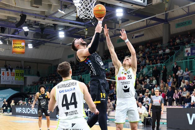 20. Spieltag der Basketball 2. Bundesliga ProA in der Oberfrankenhalle in Bayreuth Saison 2025-2026 BBC Bayreuth gegen Bozic Estriche Knights Kirchheim Chris Würmseher (BBC Bayreuth) -44- links Lenny Liedtke (BBC Bayreuth) -55- rechts Aeneas Jung (Bozic Estriche Knights Kirchheim) -19- mitte