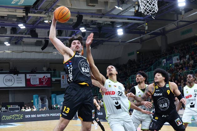 20. Spieltag der Basketball 2. Bundesliga ProA in der Oberfrankenhalle in Bayreuth Saison 2025-2026 BBC Bayreuth gegen Bozic Estriche Knights Kirchheim Leroy Ikejiaku (BBC Bayreuth) -22- mitte Nick Spinoso (Bozic Estriche Knights Kirchheim) -13- links