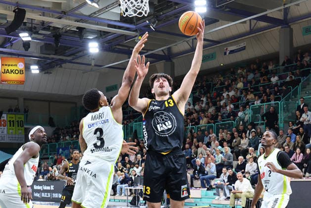20. Spieltag der Basketball 2. Bundesliga ProA in der Oberfrankenhalle in Bayreuth Saison 2025-2026 BBC Bayreuth gegen Bozic Estriche Knights Kirchheim Rayshawn Mart (BBC Bayreuth) -3- links Nick Spinoso (Bozic Estriche Knights Kirchheim) -13- rechts