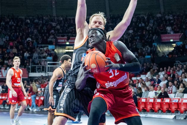 Christian Sengfelder 43 (Ratiopharm Ulm) im Zweikampf mit Wenyen Gabriel 32 (FC Bayern Basketball), FC Bayern Basketball vs. Ratiopharm Ulm, BBL, 18. Spieltag, 01.02.2026 Muenchen Bayern Deutschland