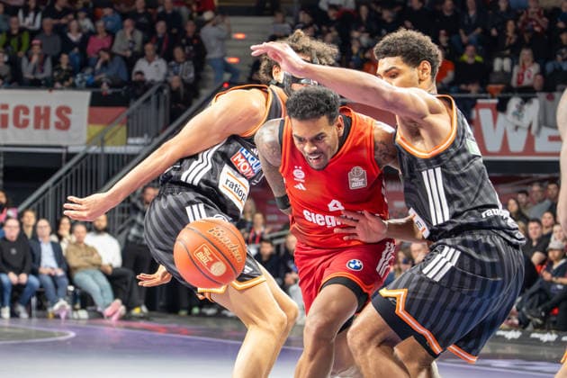 Alec Anigbata 21 (Ratiopharm Ulm) im Zweikampf mit Xavier Rathan-Mayes 4 (FC Bayern Basketball), Mark Smith 13 (Ratiopharm Ulm), FC Bayern Basketball vs. Ratiopharm Ulm, BBL, 18. Spieltag, 01.02.2026 Muenchen Bayern Deutschland