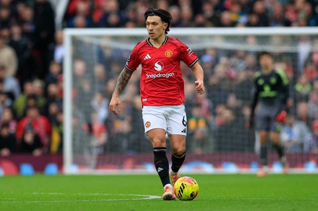 Manchester United, ManU v Fulham, Premier League Lisandro Martinez (6) of Manchester United during the Premier League match between Manchester United and Fulham at Old Trafford, Manchester, UK on 1 February 2026. Manchester Old Trafford Greater Manchester UK Editorial use only DataCo restrictions apply See www.football-dataco.com , Copyright: xConorxMolloyx PSI-23668-0149
