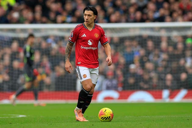 Manchester United, ManU v Fulham, Premier League Lisandro Martinez (6) of Manchester United during the Premier League match between Manchester United and Fulham at Old Trafford, Manchester, UK on 1 February 2026. Manchester Old Trafford Greater Manchester UK Editorial use only DataCo restrictions apply See www.football-dataco.com , Copyright: xConorxMolloyx PSI-23668-0150