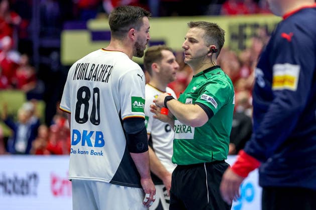 01.02.2026, Handball, Men s EHF EURO 2026, Deutschland - Dänemark, Jyske Bank Boxen in Herning, Final: Rote Karte nach Foul an Mads Hoxer Hangaard (Denmark 38) für Jannik Kohlbacher (Germany 80) Dänemark