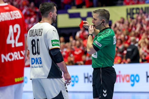01.02.2026, Handball, Men s EHF EURO 2026, Deutschland - Dänemark, Jyske Bank Boxen in Herning, Final: Rote Karte nach Foul an Mads Hoxer Hangaard (Denmark 38) für Jannik Kohlbacher (Germany 80) Dänemark
