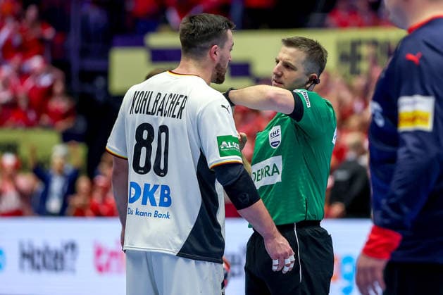 01.02.2026, Handball, Men s EHF EURO 2026, Deutschland - Dänemark, Jyske Bank Boxen in Herning, Final: Rote Karte nach Foul an Mads Hoxer Hangaard (Denmark 38) für Jannik Kohlbacher (Germany 80) Dänemark