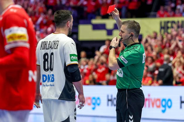01.02.2026, Handball, Men s EHF EURO 2026, Deutschland - Dänemark, Jyske Bank Boxen in Herning, Final: Rote Karte nach Foul an Mads Hoxer Hangaard (Denmark 38) für Jannik Kohlbacher (Germany 80) Dänemark
