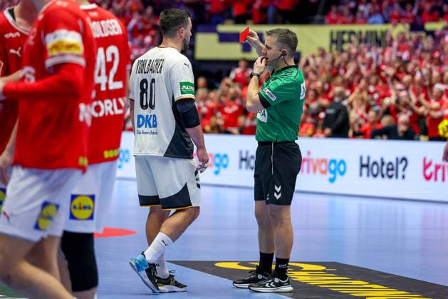 01.02.2026, Handball, Men s EHF EURO 2026, Deutschland - Dänemark, Jyske Bank Boxen in Herning, Final: Rote Karte nach Foul an Mads Hoxer Hangaard (Denmark 38) für Jannik Kohlbacher (Germany 80) Dänemark *** 01 02 2026, Handball, Men s EHF EURO 2026, Germany Denmark, Jyske Bank Boxen in Herning, Final Red card after foul on Mads Hoxer Hangaard Denmark 38 for Jannik Kohlbacher Germany 80 Denmark