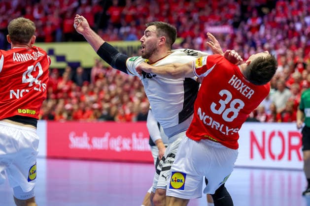 01.02.2026, Handball, Men s EHF EURO 2026, Deutschland - Dänemark, Jyske Bank Boxen in Herning, Final: Rote Karte nach Foul an Mads Hoxer Hangaard (Denmark 38) für Jannik Kohlbacher (Germany 80) Dänemark
