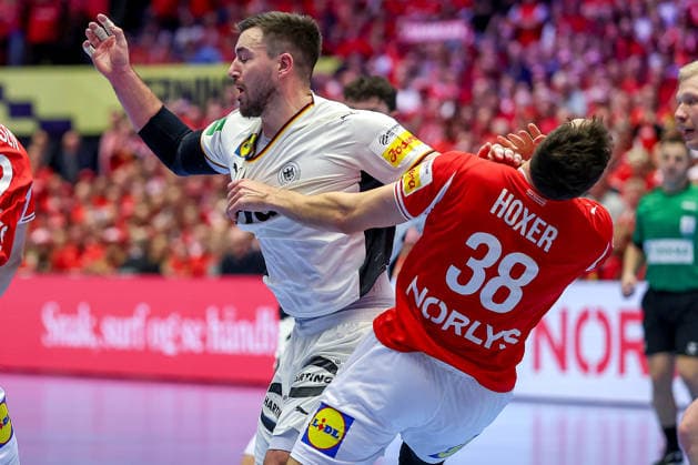 01.02.2026, Handball, Men s EHF EURO 2026, Deutschland - Dänemark, Jyske Bank Boxen in Herning, Final: Rote Karte nach Foul an Mads Hoxer Hangaard (Denmark 38) für Jannik Kohlbacher (Germany 80) Dänemark
