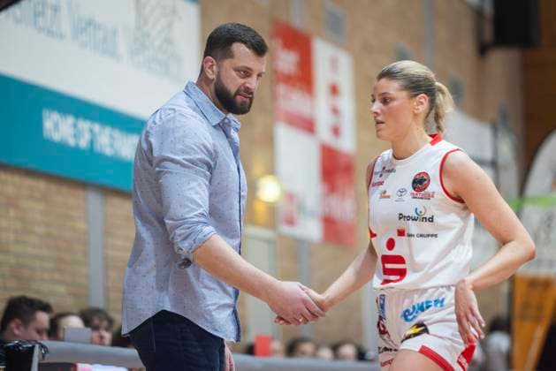 Aleksandar Cuic (Headcoach Osnabrück), Kennedy Dickie (Nr1, Osnabrück) - GiroLive Panthers Osnabrück 57:71 TK Hannover Luchse - 1. DBBL 17. Spieltag GiroLive Panthers Osnabrück gegen TK Hannover Luchse