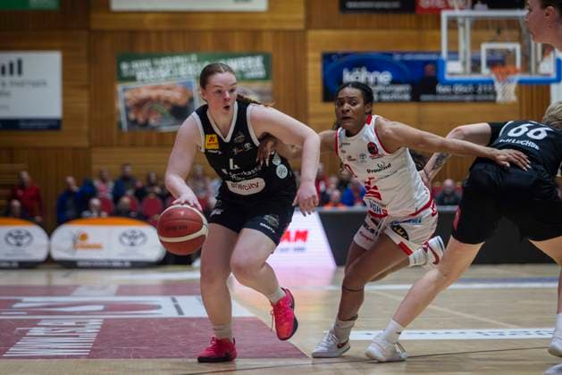 Kolbrun Armannsdottir (Nr 4 Hannover), Taylor Valladay (Nr 0 Osnabrück) - GiroLive Panthers Osnabrück 57:71 TK Hannover Luchse - 1. DBBL 17. Spieltag GiroLive Panthers Osnabrück gegen TK Hannover Luchse