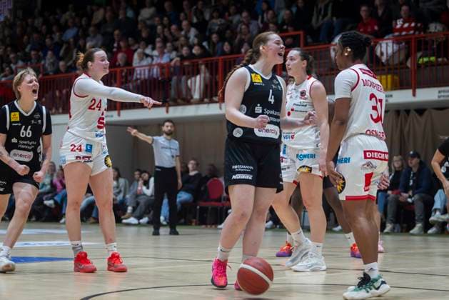 Leonie Kambach (Nr 66 Hannover) jubelt, Lina Sontag (Nr 24 Osnabrück), Kolbrun Armannsdottir (Nr 4 Hannover) jubelt, Oceane Monpierre (Nr 31 Osnabrück) - GiroLive Panthers Osnabrück 57:71 TK Hannover Luchse - 1. DBBL 17. Spieltag GiroLive Panthers Osnabrück gegen TK Hannover Luchse