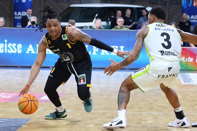 20. Spieltag der Basketball 2. Bundesliga ProA in der Oberfrankenhalle in Bayreuth Saison 2025-2026 BBC Bayreuth gegen Bozic Estriche Knights Kirchheim Rayshawn Mart (BBC Bayreuth) -3- rechts Philipp Russell (Bozic Estriche Knights Kirchheim) -1- links