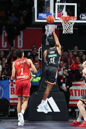 Justin Simon (ratiopharm Ulm, 15) am Korb mit Oscar da Silva (FC Bayern Basketball, 01), GER, FC Bayern Basketball vs. ratiopharm Ulm, Basketball, easycredit Basketball Bundesliga, 18. Spieltag, Saison 2025 2026, 01.02.2026, GER, FC Bayern Basketball vs. ratiopharm Ulm, Basketball, easycredit Basketball Bundesliga, 18. Spieltag, Saison 2025 2026, 01.02.2026 Muenchen Copyright: xEibner-Pressefoto JennixMaulx EP_JML
