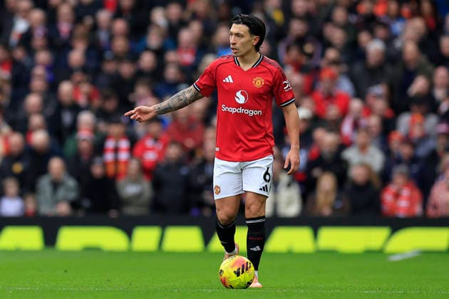 Manchester United, ManU v Fulham, Premier League Lisandro Martinez (6) of Manchester United during the Premier League match between Manchester United and Fulham at Old Trafford, Manchester, UK on 1 February 2026. Manchester Old Trafford Greater Manchester UK Editorial use only DataCo restrictions apply See www.football-dataco.com , Copyright: xConorxMolloyx PSI-23668-0151