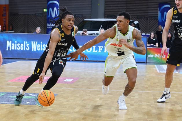 20. Spieltag der Basketball 2. Bundesliga ProA in der Oberfrankenhalle in Bayreuth Saison 2025-2026 BBC Bayreuth gegen Bozic Estriche Knights Kirchheim Rayshawn Mart (BBC Bayreuth) -3- rechts Philipp Russell (Bozic Estriche Knights Kirchheim) -1- links