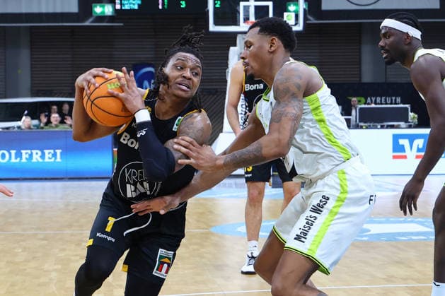 20. Spieltag der Basketball 2. Bundesliga ProA in der Oberfrankenhalle in Bayreuth Saison 2025-2026 BBC Bayreuth gegen Bozic Estriche Knights Kirchheim Rayshawn Mart (BBC Bayreuth) -3- rechts Philipp Russell (Bozic Estriche Knights Kirchheim) -1- links