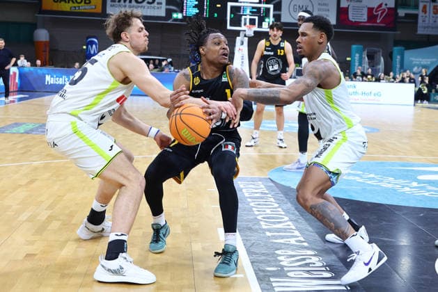 20. Spieltag der Basketball 2. Bundesliga ProA in der Oberfrankenhalle in Bayreuth Saison 2025-2026 BBC Bayreuth gegen Bozic Estriche Knights Kirchheim Rayshawn Mart (BBC Bayreuth) -3- rechts Lenny Liedtke (BBC Bayreuth) -55- links Philipp Russell (Bozic Estriche Knights Kirchheim) -1- mitte