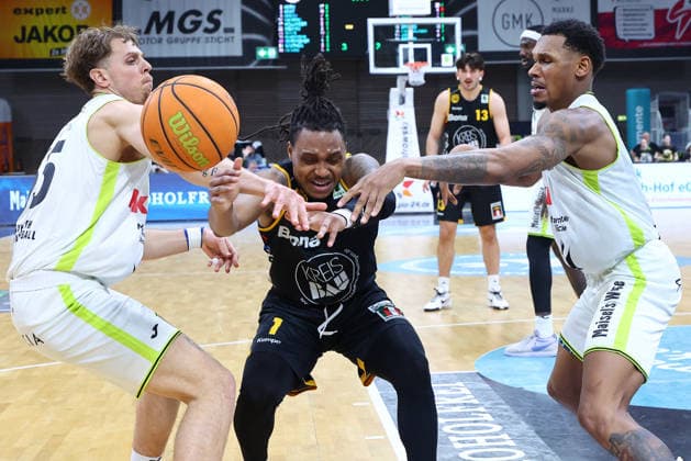20. Spieltag der Basketball 2. Bundesliga ProA in der Oberfrankenhalle in Bayreuth Saison 2025-2026 BBC Bayreuth gegen Bozic Estriche Knights Kirchheim Rayshawn Mart (BBC Bayreuth) -3- rechts Lenny Liedtke (BBC Bayreuth) -55- links Philipp Russell (Bozic Estriche Knights Kirchheim) -1- mitte