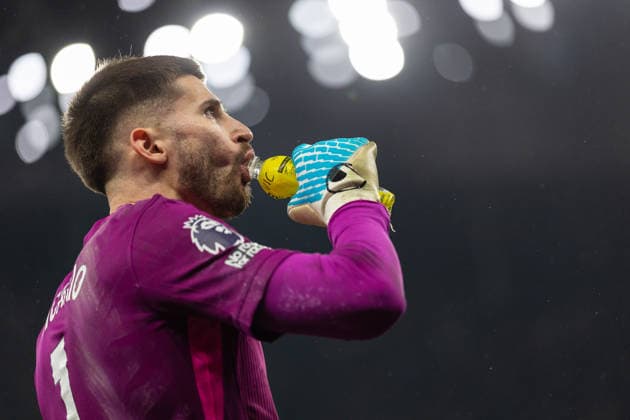 Tottenham Hotspur v Manchester City, Premier League Tottenham Hotspur goalkeeper Guglielmo Vicario (1) takes a sip of water during the Premier League match between Tottenham Hotspur and Manchester City at Tottenham Hotspur Stadium, London, UK on 1 February 2026. London Tottenham Hotspur Stadium London UK Editorial use only DataCo restrictions apply See www.football-dataco.com , Copyright: xToyinxOshodix PSI-23665-0057
