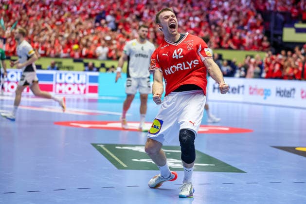 01.02.2026, Handball, Men s EHF EURO 2026, Deutschland - Dänemark, Jyske Bank Boxen in Herning, Final: Dänemark ist Europameister. Die Mannschaft feiert den Sieg jubelnd auf dem Spielfeld. xxxxxxxxxxxxx Dänemark