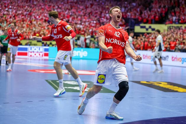 01.02.2026, Handball, Men s EHF EURO 2026, Deutschland - Dänemark, Jyske Bank Boxen in Herning, Final: Dänemark ist Europameister. Die Mannschaft feiert den Sieg jubelnd auf dem Spielfeld. xxxxxxxxxxxxx Dänemark