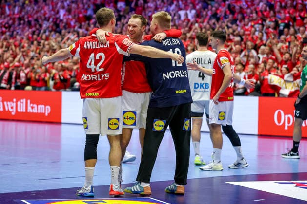 01.02.2026, Handball, Men s EHF EURO 2026, Deutschland - Dänemark, Jyske Bank Boxen in Herning, Final: Dänemark ist Europameister. Die Mannschaft feiert den Sieg jubelnd auf dem Spielfeld. xxxxxxxxxxxxx Dänemark