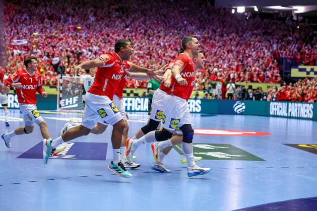 01.02.2026, Handball, Men s EHF EURO 2026, Deutschland - Dänemark, Jyske Bank Boxen in Herning, Final: Dänemark ist Europameister. Die Mannschaft feiert den Sieg jubelnd auf dem Spielfeld. xxxxxxxxxxxxx Dänemark