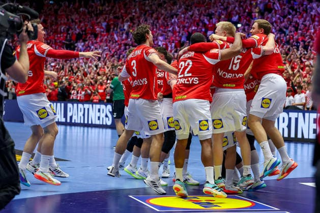 01.02.2026, Handball, Men s EHF EURO 2026, Deutschland - Dänemark, Jyske Bank Boxen in Herning, Final: Dänemark ist Europameister. Die Mannschaft feiert den Sieg jubelnd auf dem Spielfeld. xxxxxxxxxxxxx Dänemark