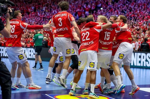 01.02.2026, Handball, Men s EHF EURO 2026, Deutschland - Dänemark, Jyske Bank Boxen in Herning, Final: Dänemark ist Europameister. Die Mannschaft feiert den Sieg jubelnd auf dem Spielfeld. xxxxxxxxxxxxx Dänemark