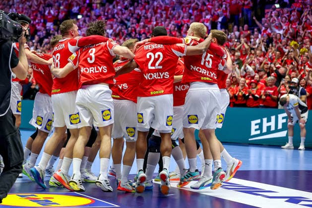 01.02.2026, Handball, Men s EHF EURO 2026, Deutschland - Dänemark, Jyske Bank Boxen in Herning, Final: Dänemark ist Europameister. Die Mannschaft feiert den Sieg jubelnd auf dem Spielfeld. xxxxxxxxxxxxx Dänemark