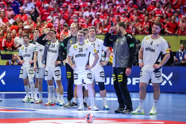 01.02.2026, Handball, Men s EHF EURO 2026, Deutschland - Dänemark, Jyske Bank Boxen in Herning, Final: Dänemark ist Europameister. Die deutsche Mannschaft steht enttäuscht Enttäuschung auf dem Spielfeld Dänemark