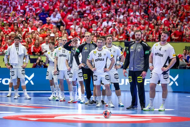 01.02.2026, Handball, Men s EHF EURO 2026, Deutschland - Dänemark, Jyske Bank Boxen in Herning, Final: Dänemark ist Europameister. Die deutsche Mannschaft steht enttäuscht Enttäuschung auf dem Spielfeld Dänemark