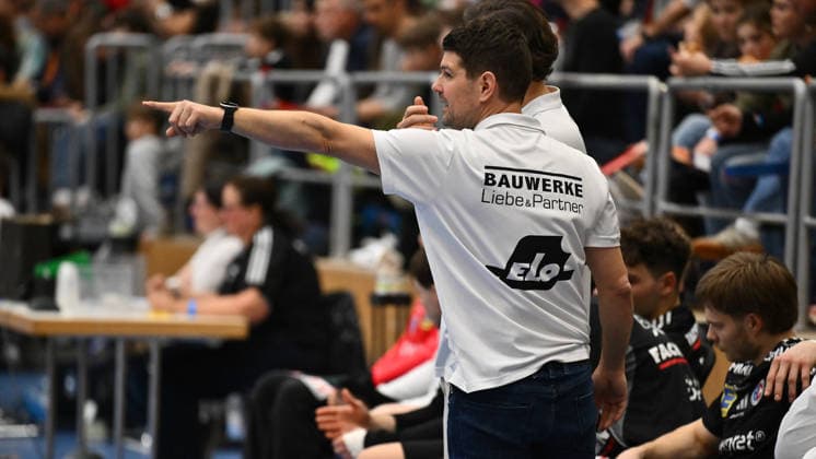 01.02.2026 - Handball - Saison 2025 2026 - Testspiel - Freundschaftsspiel : HC Erlangen HCE - Frisch Auf Göppingen - - xwoxzix - Prof. Dr. Matthias Obinger ( Kaderplaner HC Erlangen HCE ) zeigt deutet