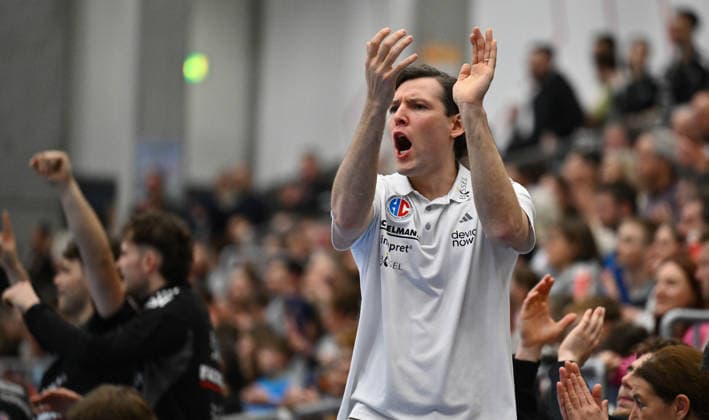 01.02.2026 - Handball - Saison 2025 2026 - Testspiel - Freundschaftsspiel : HC Erlangen HCE - Frisch Auf Göppingen - - xwoxzix - Johannes Sellin ( Trainer HC Erlangen HCE ) applaudiert klatscht ruft schreit brüllt