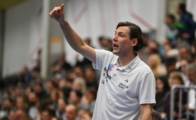 01.02.2026 - Handball - Saison 2025 2026 - Testspiel - Freundschaftsspiel : HC Erlangen HCE - Frisch Auf Göppingen - - xwoxzix - Johannes Sellin ( Trainer HC Erlangen HCE ) Daumen hoch Daumen nach oben