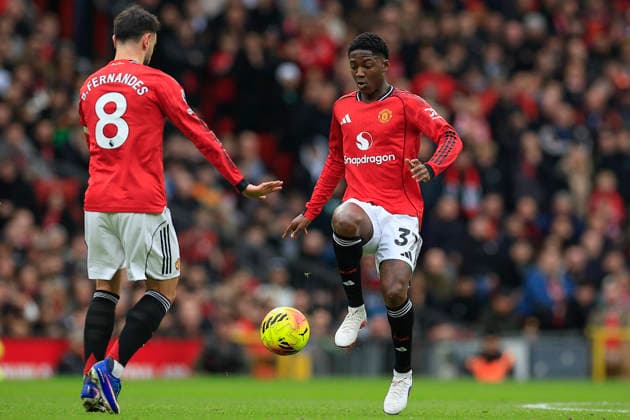 Manchester United, ManU v Fulham, Premier League Kobbie Mainoo (37) of Manchester United controls the ball watched by Bruno Fernandes (8) of Manchester United during the Premier League match between Manchester United and Fulham at Old Trafford, Manchester, UK on 1 February 2026. Manchester Old Trafford Greater Manchester UK Editorial use only DataCo restrictions apply See www.football-dataco.com , Copyright: xConorxMolloyx PSI-23668-0155
